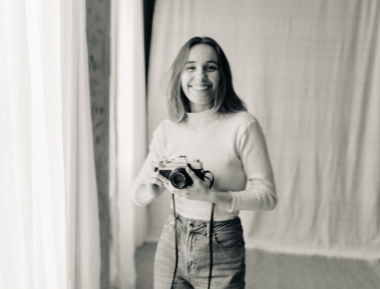 Portrait de Juliette Launey photographe de mariage avec appareil argentique