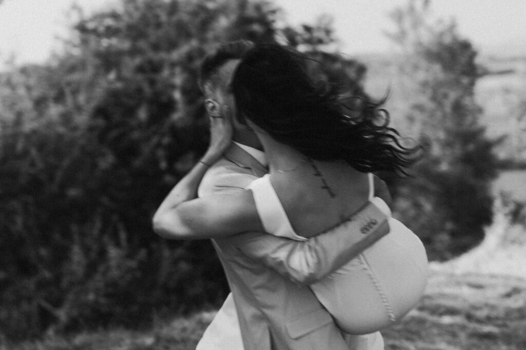 Marié qui porte la mariée pendant une séance photo en mouvement et avec du flou