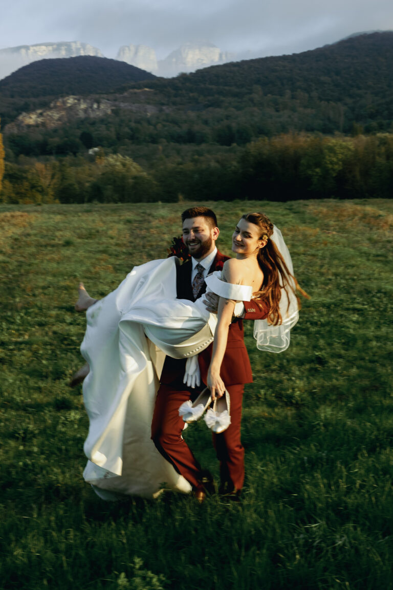 Couple de mariés courant dans un champ lors d’un mariage documentaire