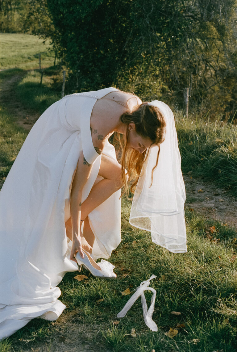 Mariée ajustant ses chaussures pendant une séance photo à l'argentique