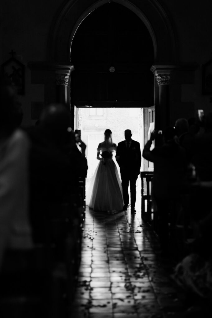 reportage documentaire mariage religieux à l'église avec le papa
