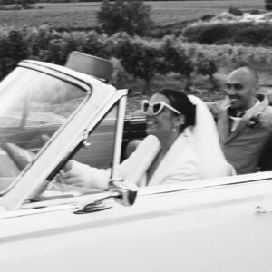 Mariés en voiture photographiés sur le vif pendant un reportage de mariage