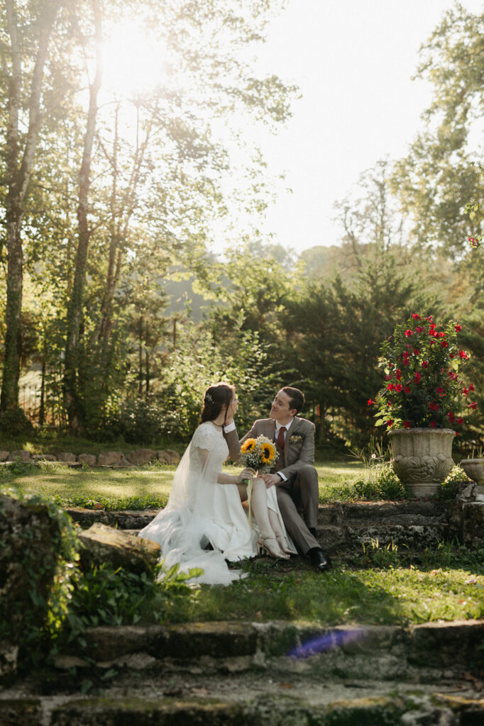photo de couple mariés à la golden hour dans un chateau