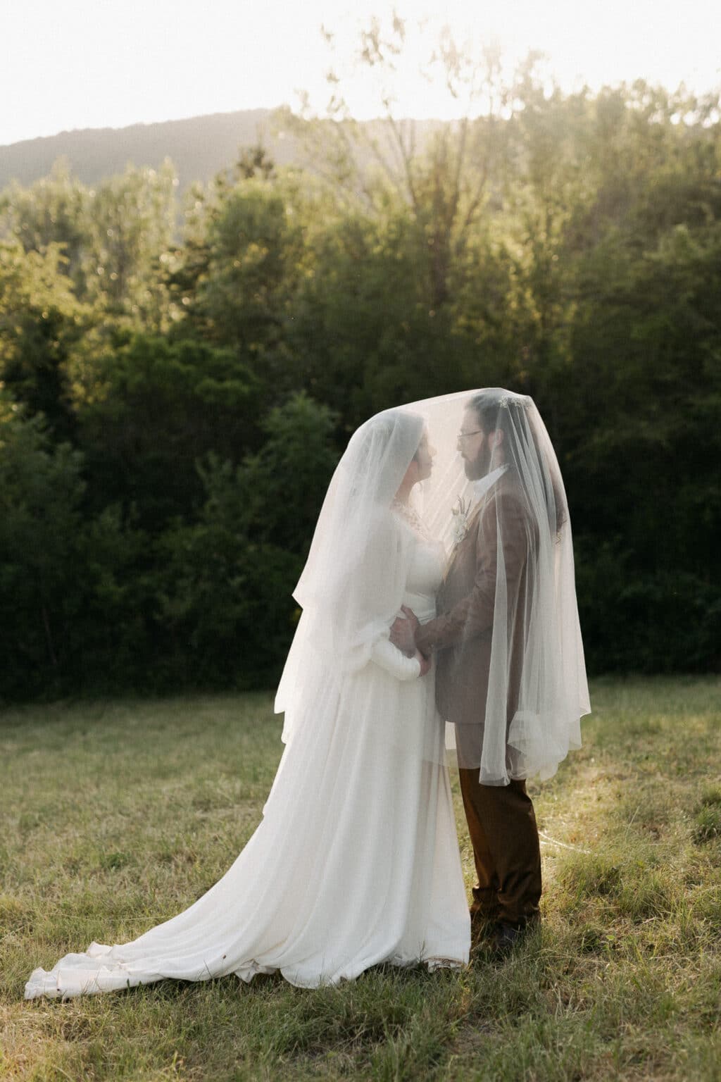 séance couple romantique pour mariés au coucher du soleil en drôme