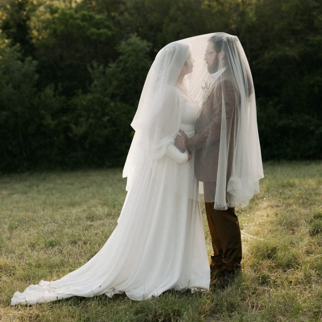 séance couple romantique pour mariés au coucher du soleil en drôme